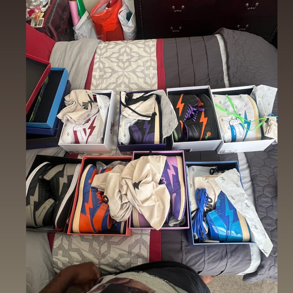 Air Omis just like air kiys, 4 pair are 11.5 4 others are 12.. Most are Deadstoc